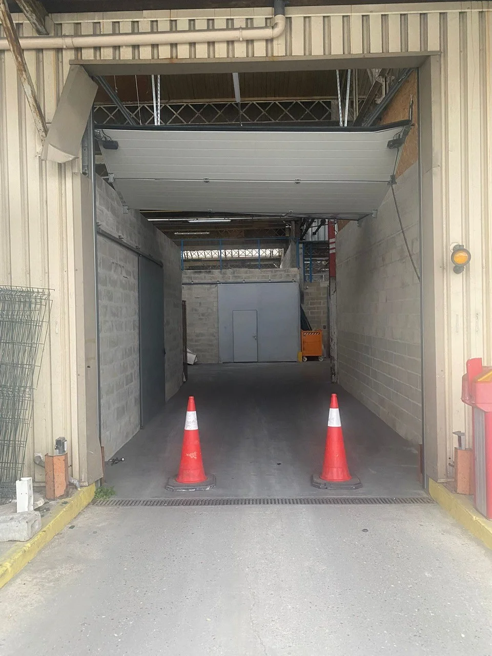 Dépannage urgence porte sectionnelle bloquée après choc, Saint-Denis (93), photo 2, CKR Fermetures
